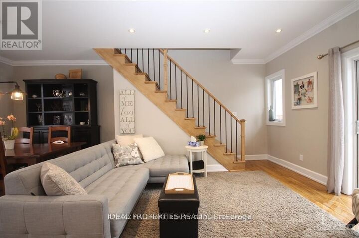 Property Photo:  17 Anna Avenue  ON K1Z 7T5 