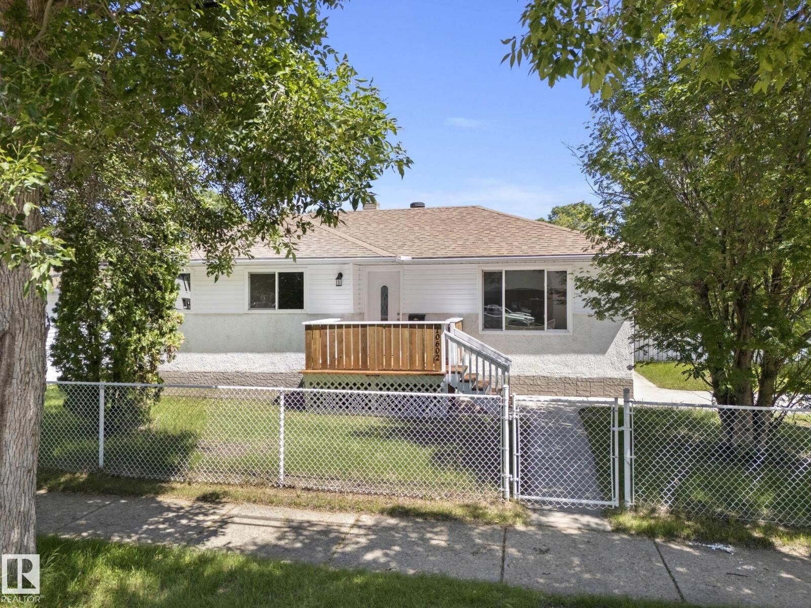Property Photo:  10602 100 Av  AB T8L 1Z6 