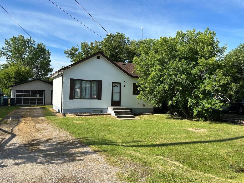 Property Photo: 8 Betty Street MB R0E 1M0