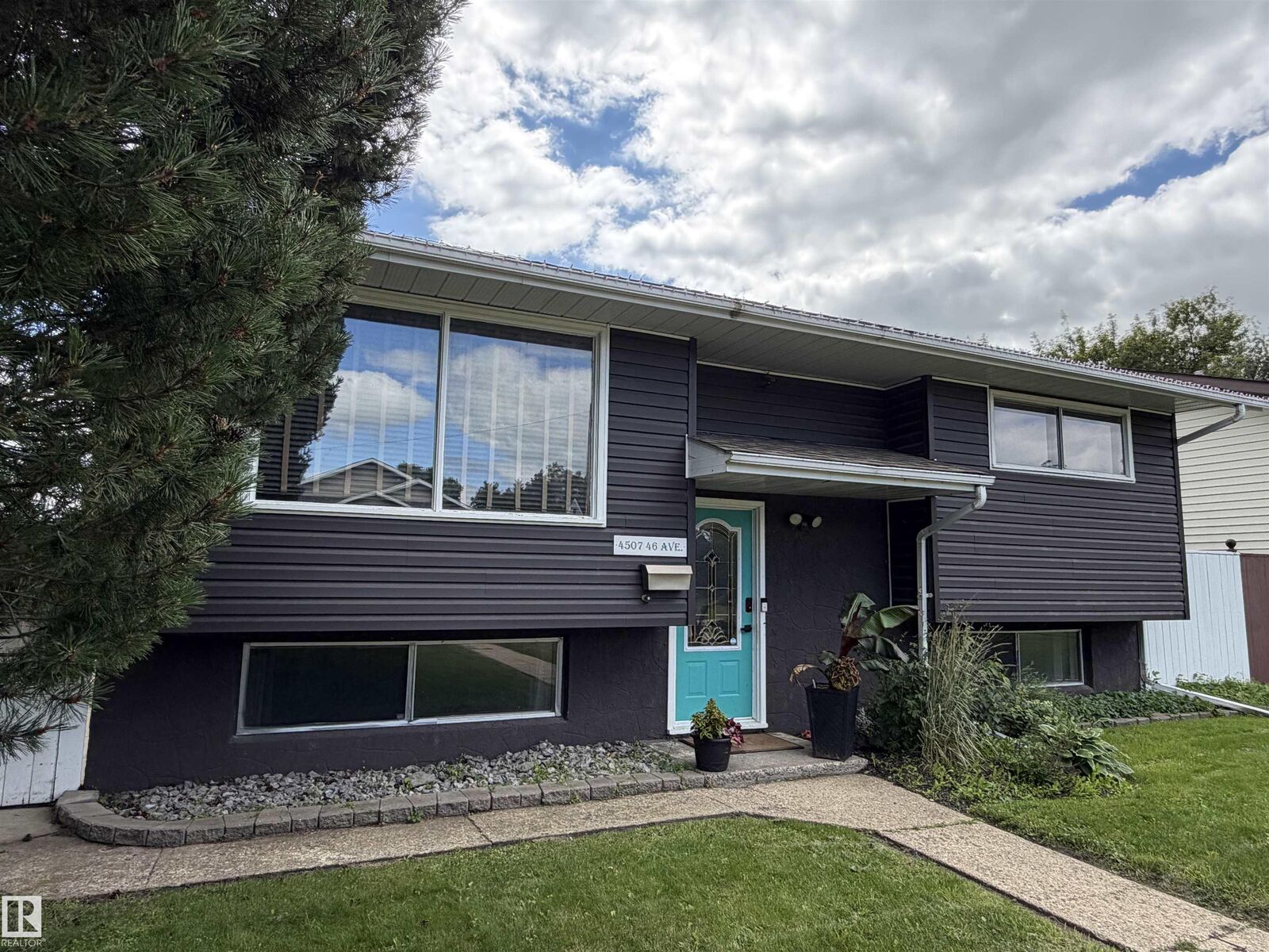 Property Photo: 4507 46 Avenue AB T9A 1X1