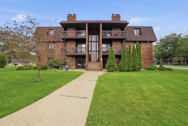 Property Photo: 2023 W 45th Street 104 IN 46322