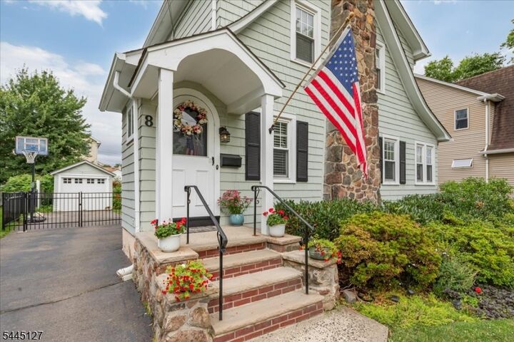 Property Photo:  8 Oak Ln  NJ 07016 