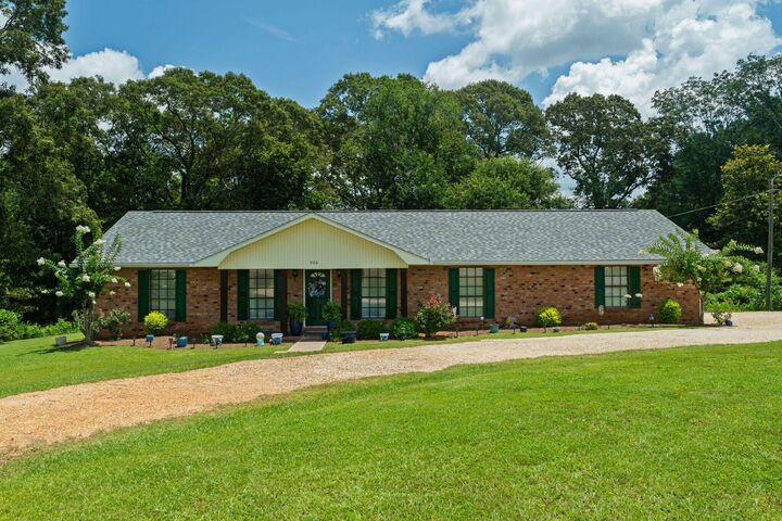 Property Photo:  606 Pierce Rd.  MS 39429 
