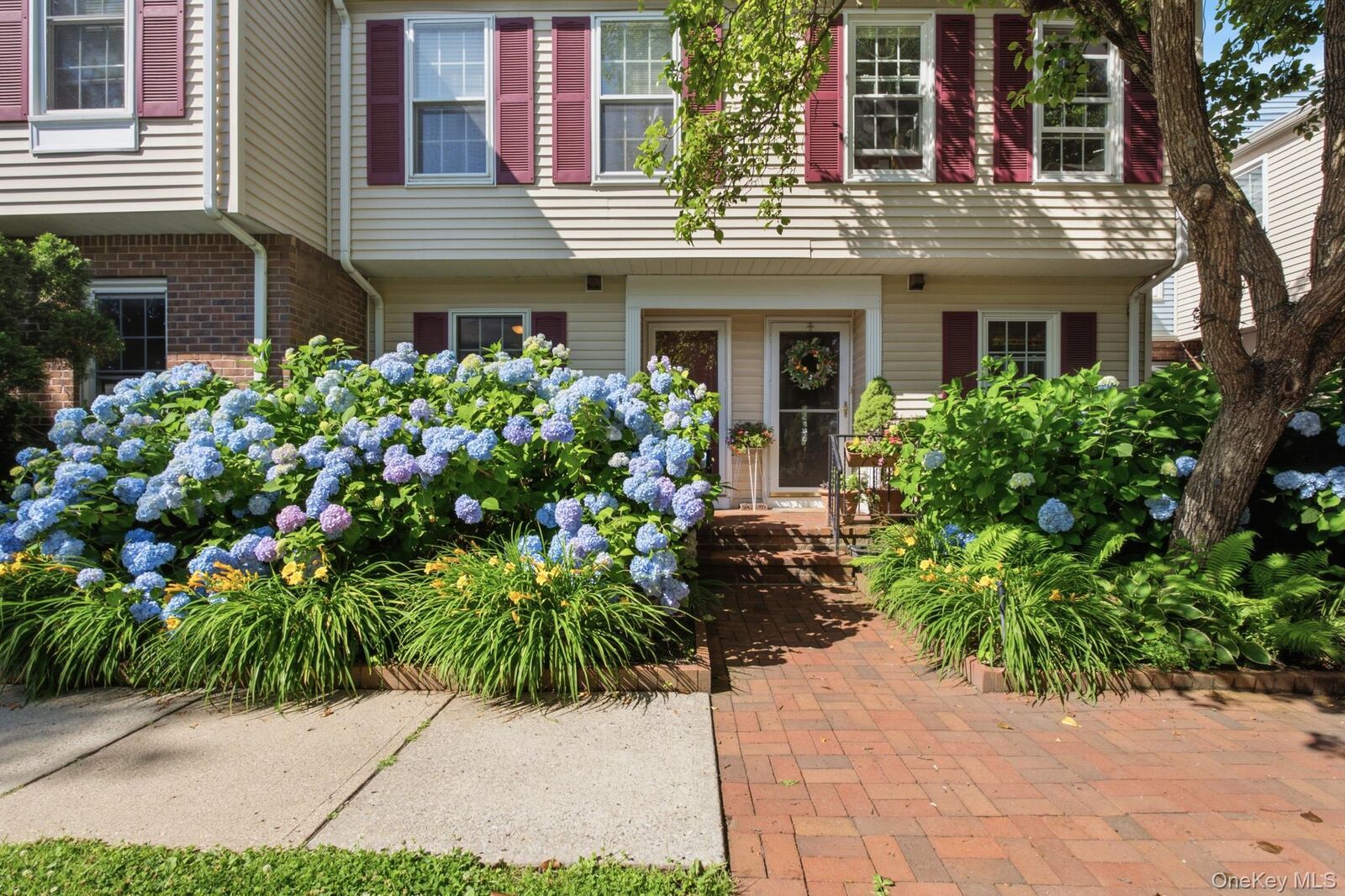 Property Photo:  22 Washington Mews 22  NY 10573 