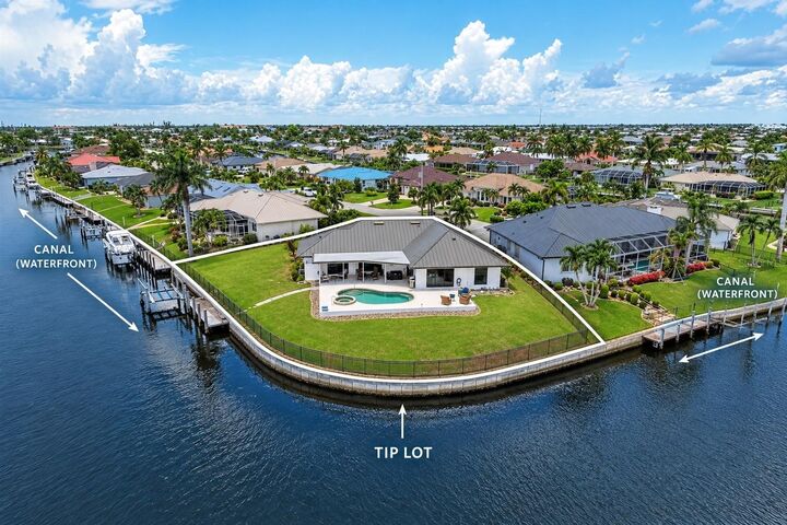 Property Photo: 602 Via Tunis FL 33950