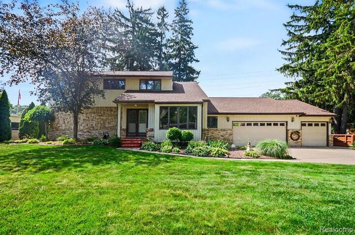Property Photo:  52905 Heatherway Drive  MI 48316 3246 