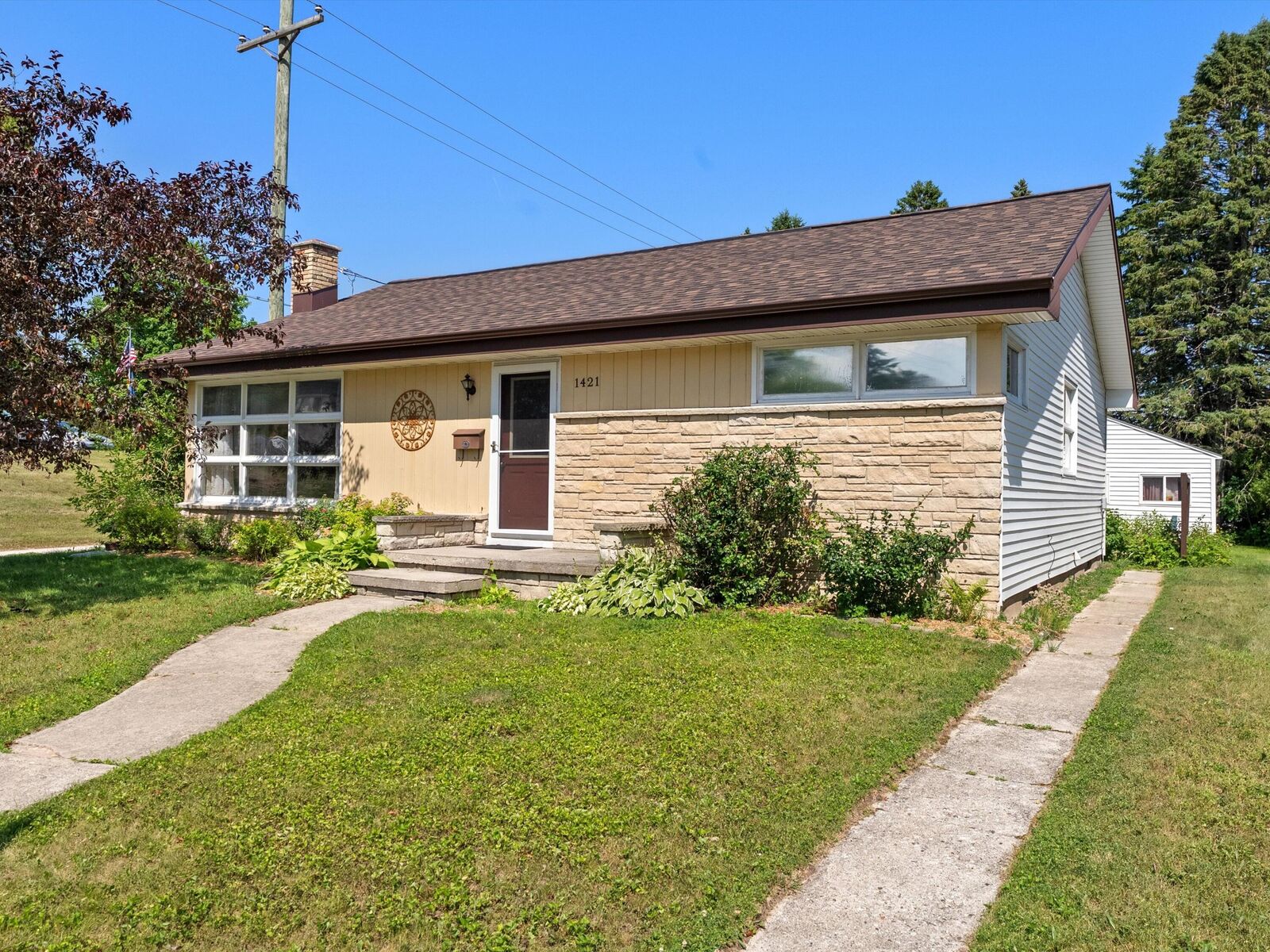 Property Photo: 1421 N 5th St WI 54220