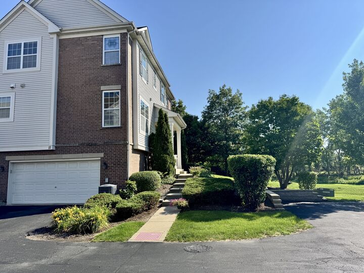 Property Photo:  11 E Willow Road  IL 60090 
