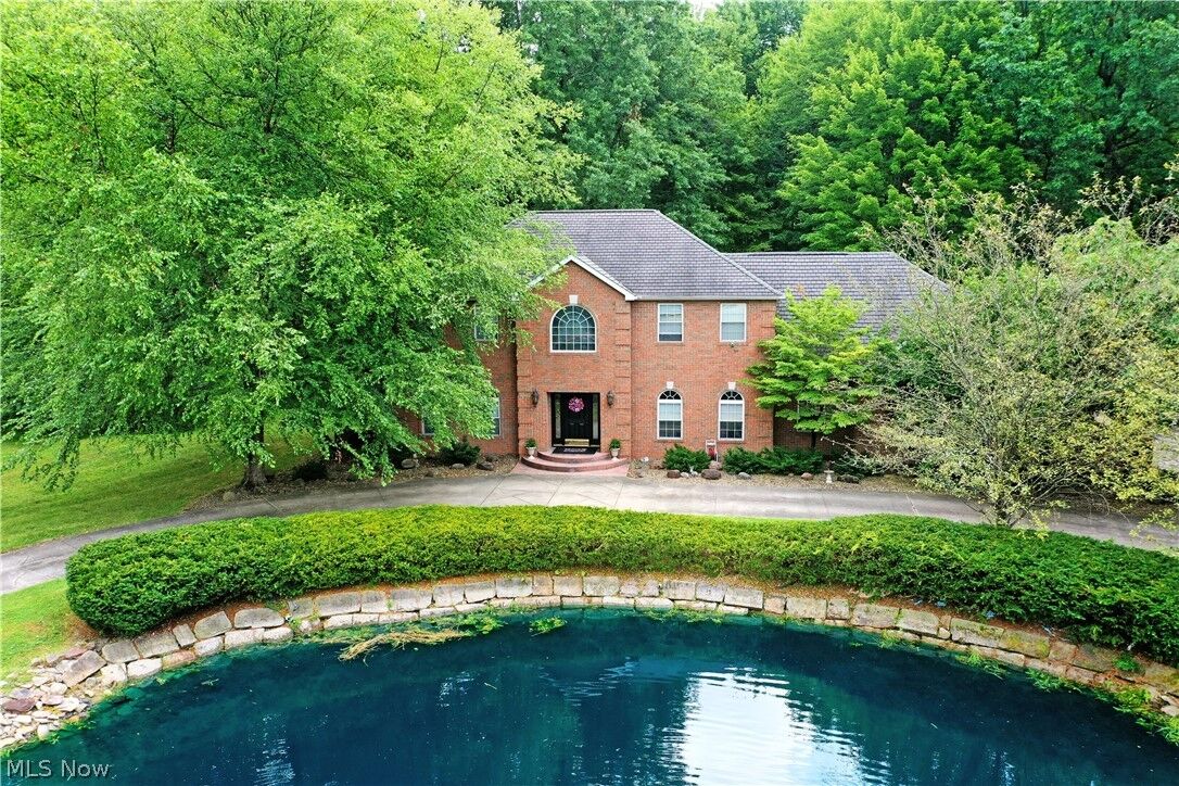 Property Photo:  2412 East Pointe Drive SE  OH 44484 