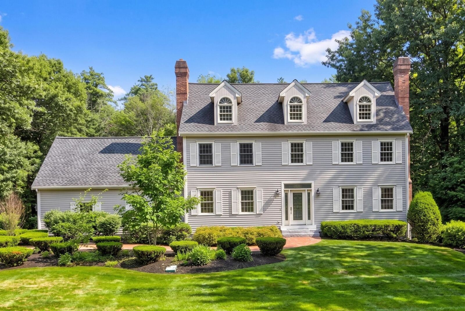 Property Photo:  8 Bear Hill Road  NH 03087 