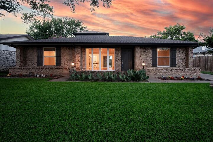 Property Photo: 2001 Pebblebrook Trail TX 75060