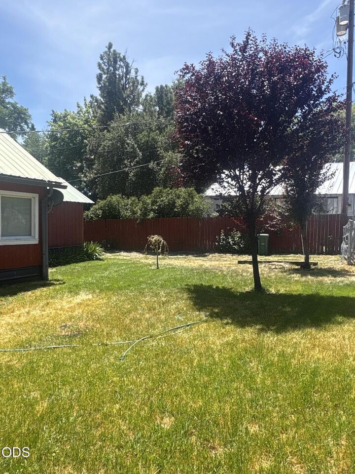 Property Photo:  7704 Or-66  OR 97601 