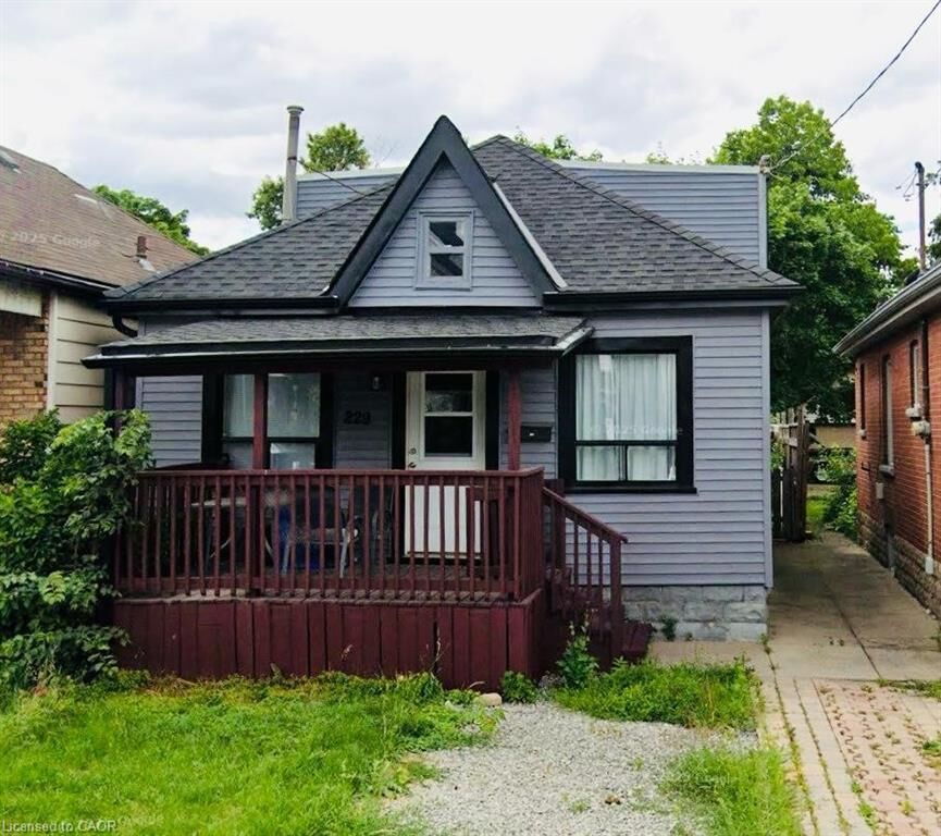 Property Photo:  229 Grosvenor Avenue N  ON L8L 7T1 