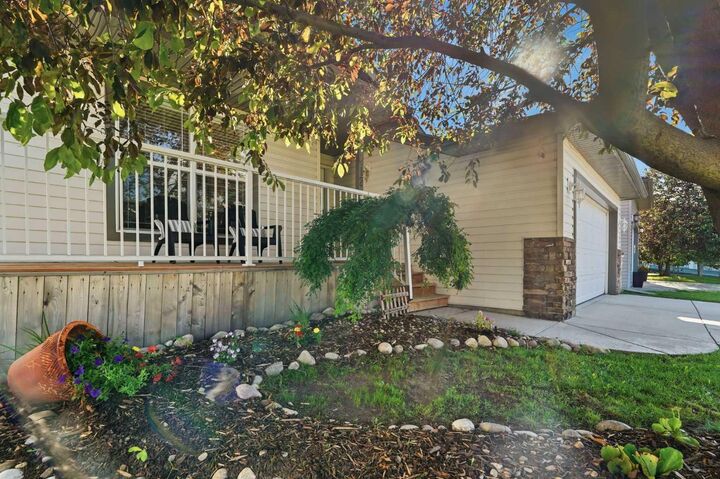 Property Photo: 412 Highland Close AB T1P 1X3