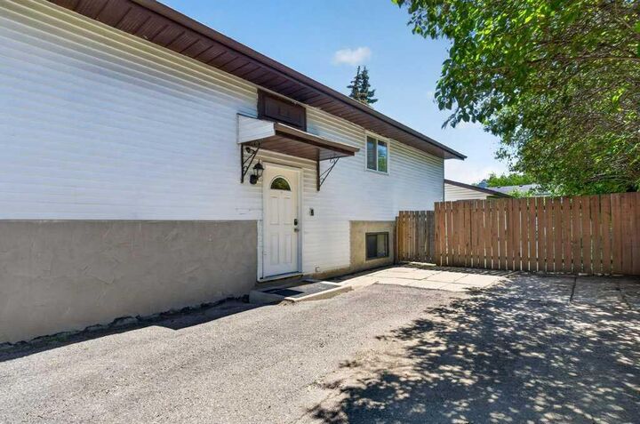 Property Photo:  20 McKinley Road SE  AB T2Z 1T6 
