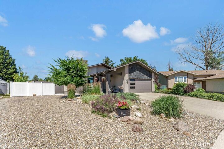 Property Photo:  15 Rossdale Way SE  AB T1B 1X5 