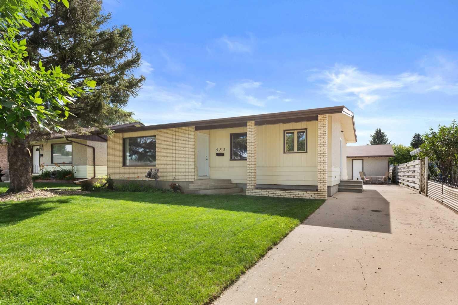 Property Photo:  982 Stewart Drive NW  AB T1A 7C1 