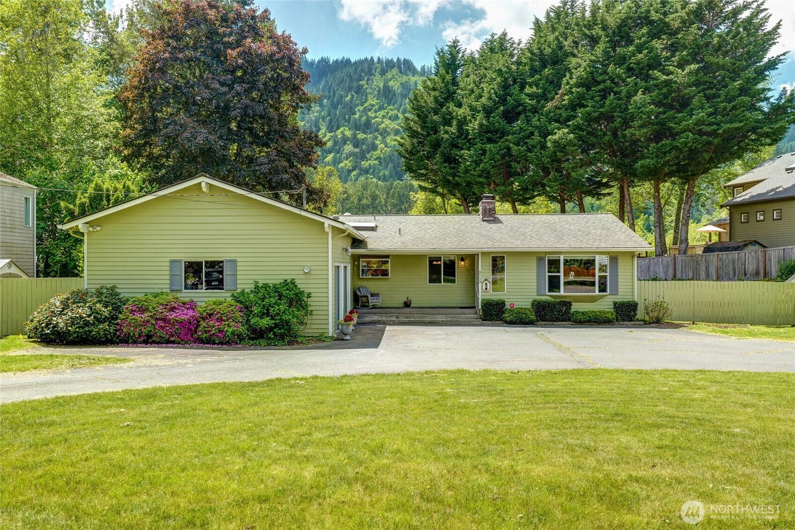 Property Photo: 975 Front Street S WA 98027
