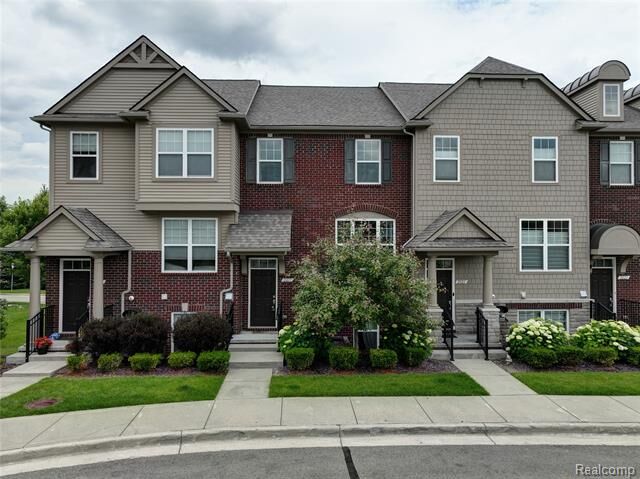 Property Photo:  2817 Hartwick Drive  MI 48307 