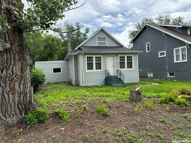 1447 Elphinstone Street — photo 1