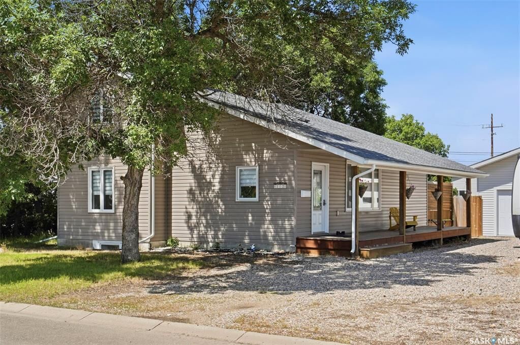 Property Photo:  312 3rd Street W  SK S0K 4S2 