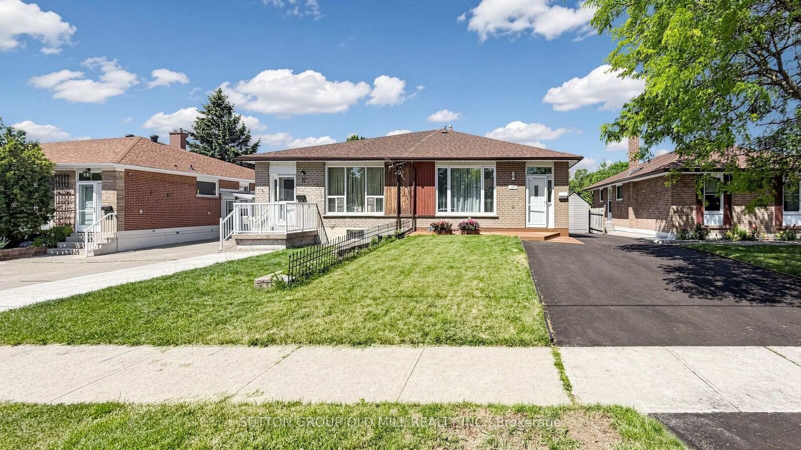 Property Photo: 19 Ascot Avenue ON L6T 2P3