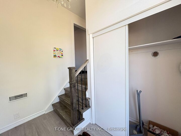 Property Photo:  34 Navaho Drive Upper Fl  ON M2H 2X3 