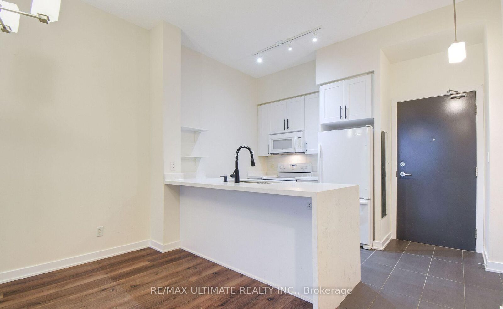 Property Photo:  4070 Confederation Parkway 606  ON L5B 0E9 