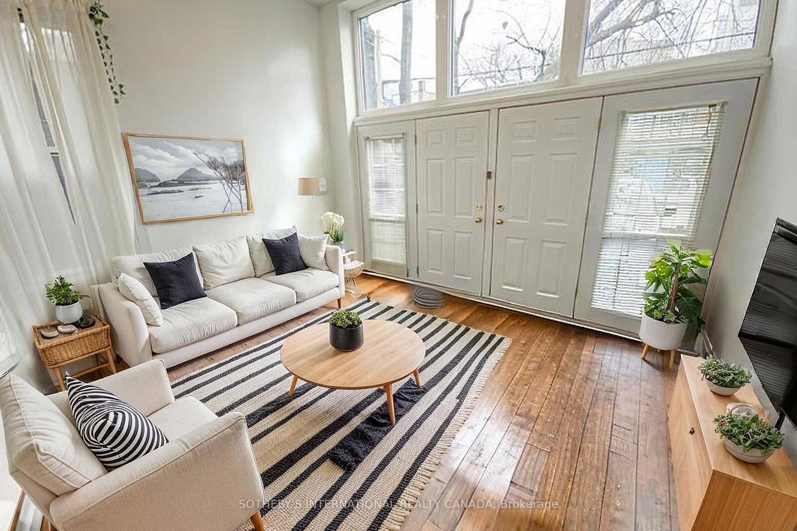 Property Photo: 227 Beverley Street 1 ON M5T 1Z4