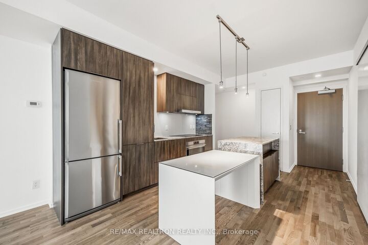 Property Photo:  1 Bloor Street E 3211  ON M4Y 2Z1 