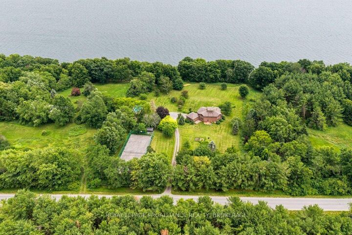Property Photo: 2576 Howe Island Drive ON K7G 2V6