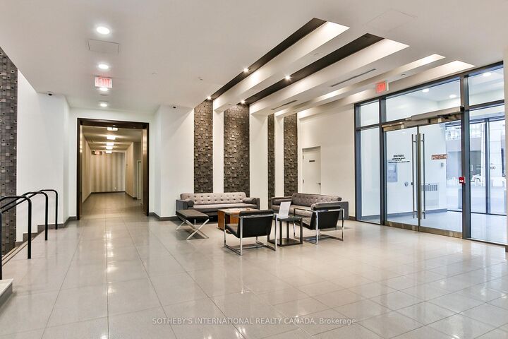 Property Photo:  20 Bruyeres Mews 902  ON M5V 0G8 