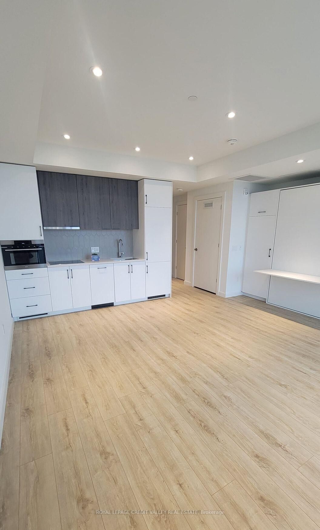 Property Photo:  741 King Street W 1211  ON N2G 1E9 
