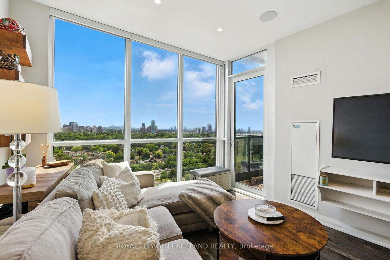 Property Photo: 1 Valhalla Inn Road 2101 ON M9B 1S9
