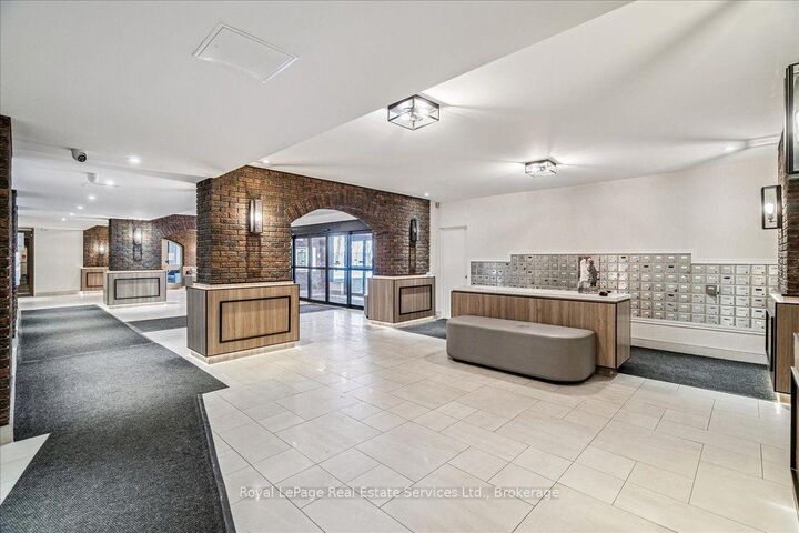 Property Photo: 966 Inverhouse Drive 812 ON L5J 4B6