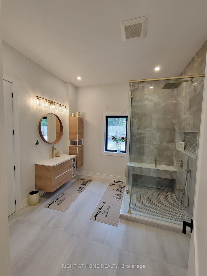 Property Photo: 215 Bayview Avenue ON L4P 2T3