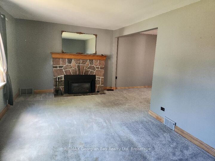 Property Photo: 874 Yonge Street N ON L4R 2E7