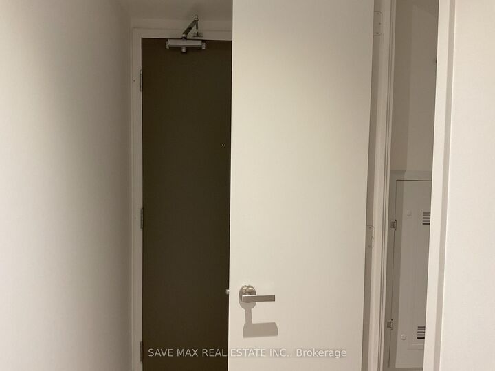 Property Photo:  448 Burnhamthorpe Road W 1312  ON L5B 0R4 