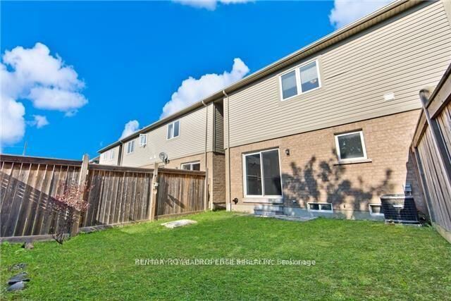 Property Photo:  18 Clarepark Court  ON L1Z 0J5 