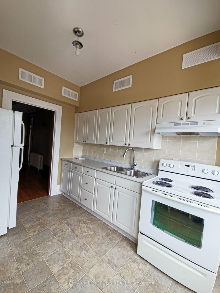 Property Photo: 1110 Simcoe Street S Upper #2 ON L1H 4L8