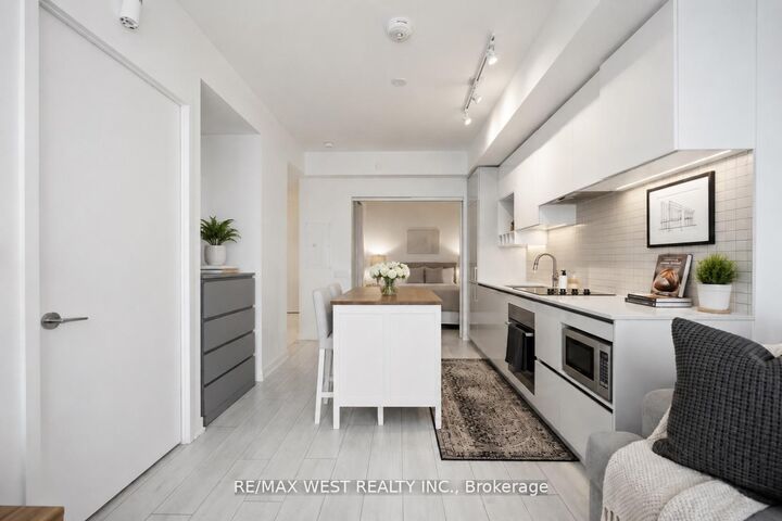 Property Photo:  898 Portage Parkway 4607  ON L4K 0J6 