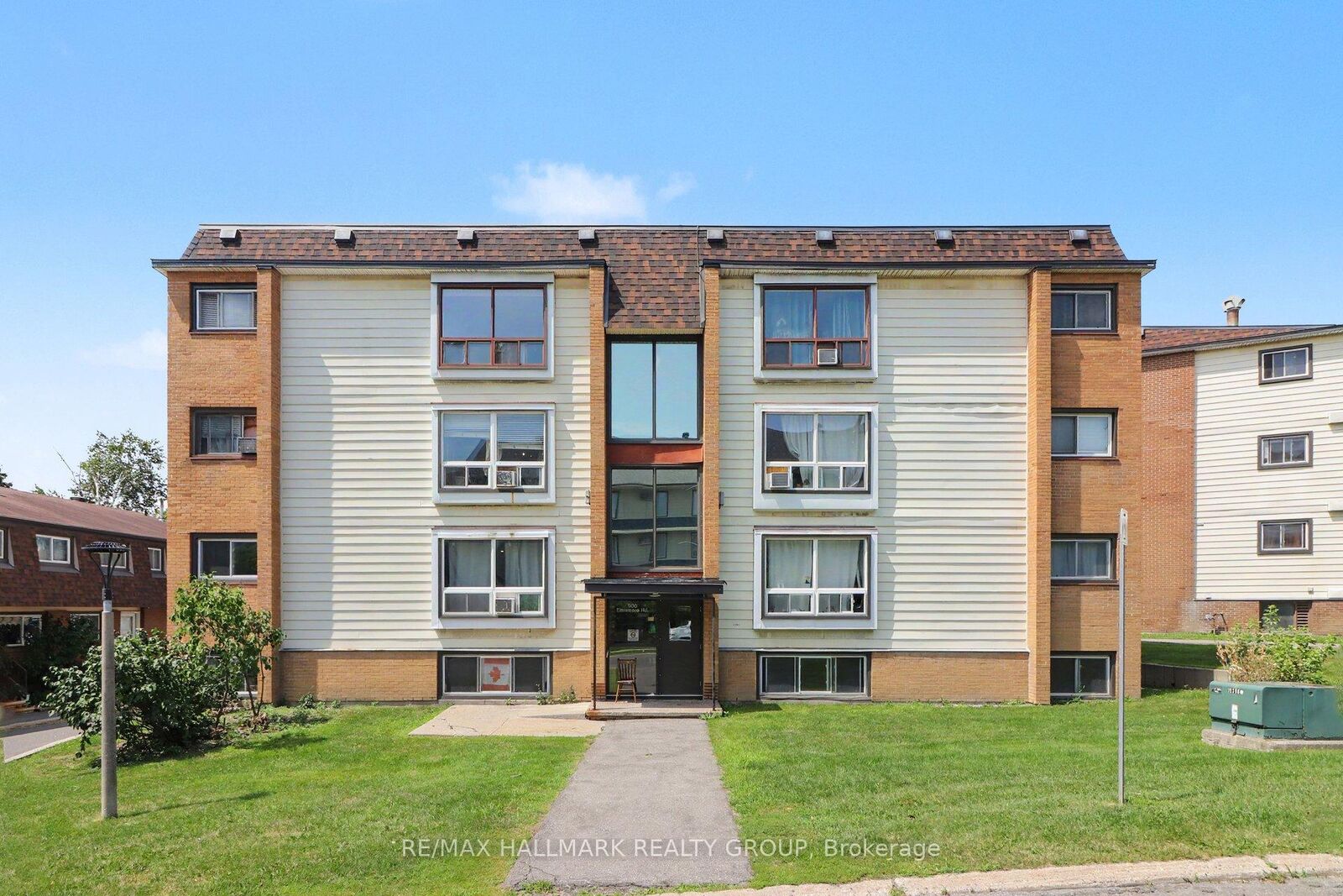 Property Photo: 900 Elmsmere Road 8 ON K1J 7T6