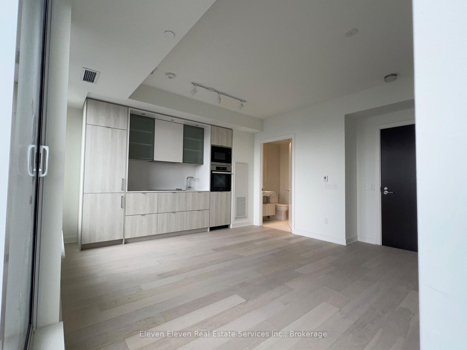 Property Photo:  11 Yorkville Avenue 2402  ON M4W 1L2 