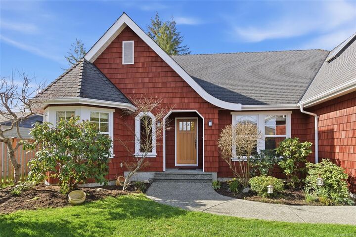 Property Photo: 647 Temple St BC V9P 1B4