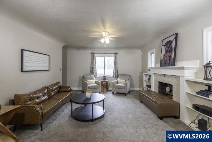 Property Photo: 1810 Lee St SE OR 97302