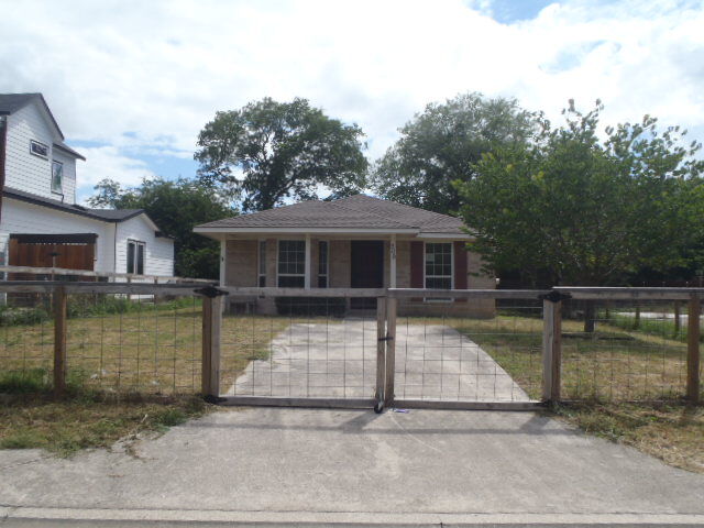 Property Photo:  309 Ellis Street  TX 78666 