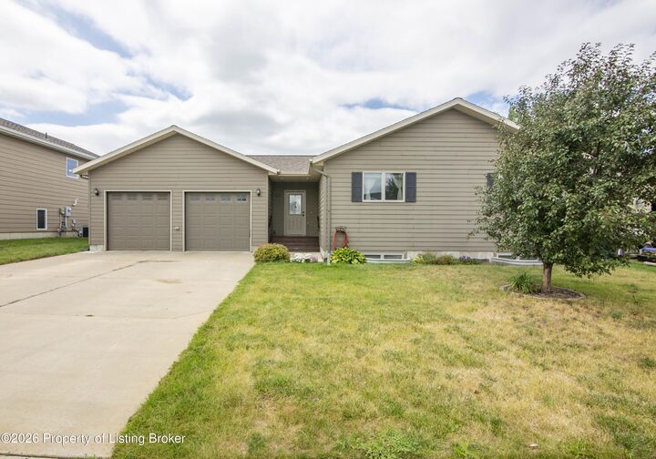 Property Photo:  658 4th Avenue SE  ND 58601 