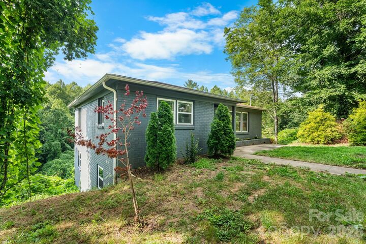 Property Photo:  422 Arlington Circle NW  NC 28645 