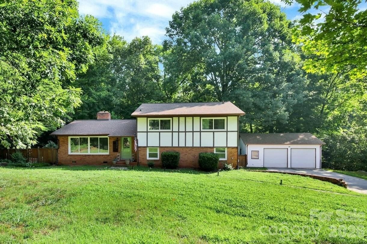 Property Photo: 2311 Laurelwood Circle NC 28214