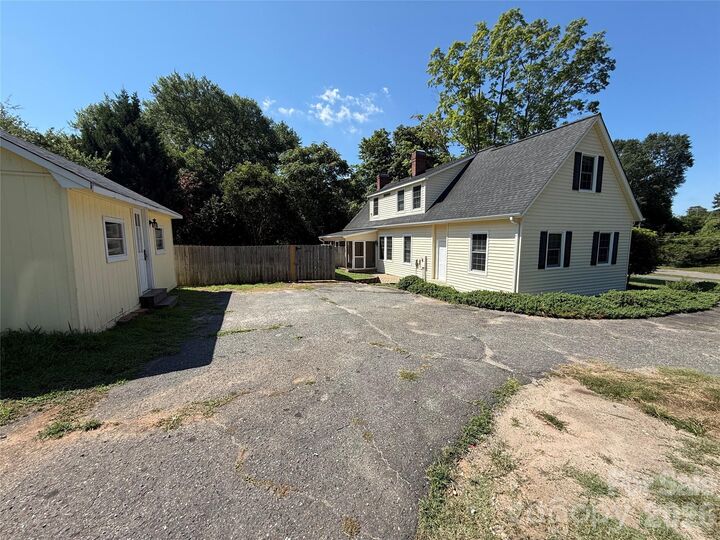 Property Photo:  207 Edgemont Drive  NC 28150 